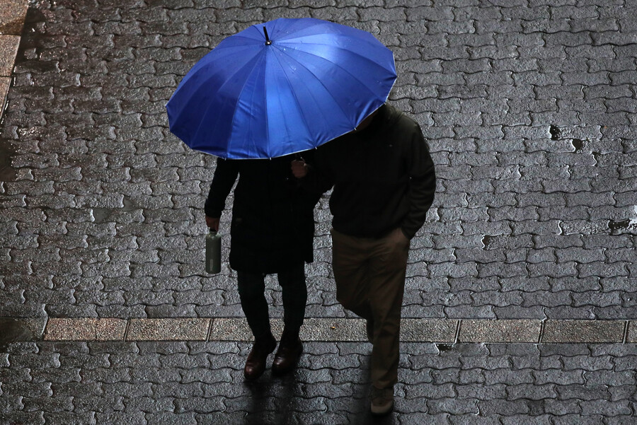 Lluvia. Persona con paraguas