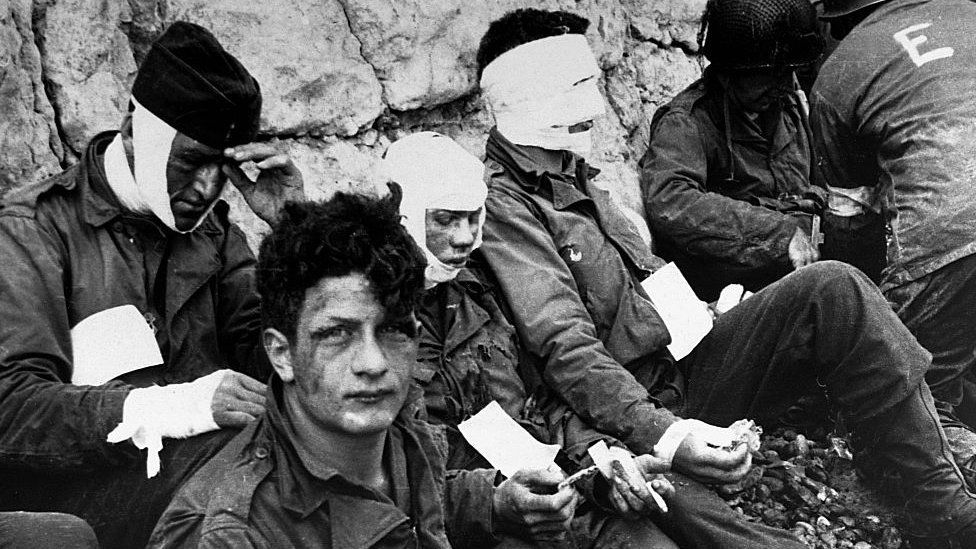 Soldados heridos en Normandía.