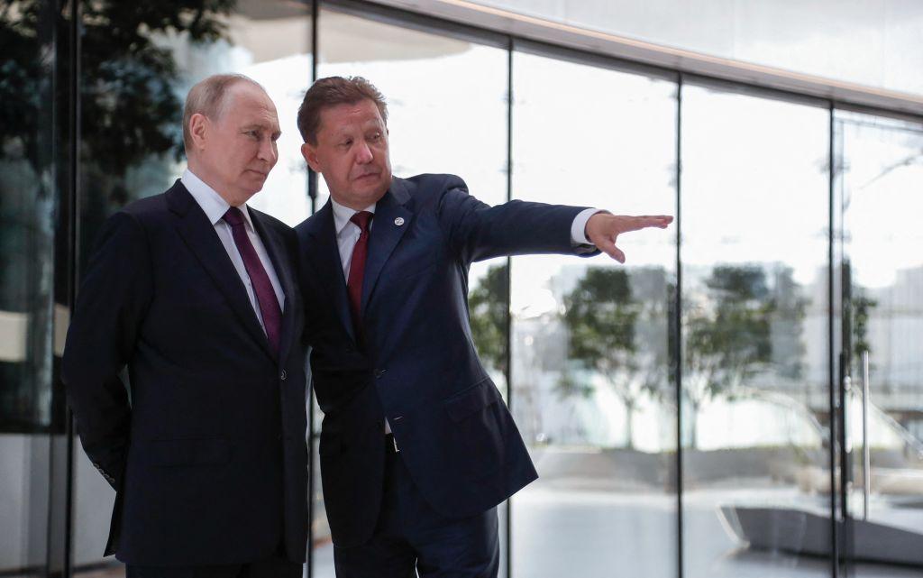 Vladimir Putin con el director ejecutivo del gigante energético ruso Gazprom, Alexei Miller.