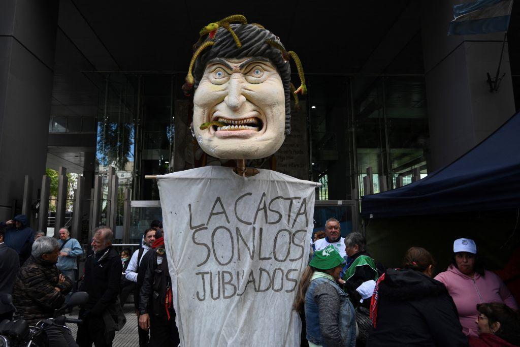 Una caricatura de Milei que dice “La casta son los jubilados” en una protesta contra el ajuste.