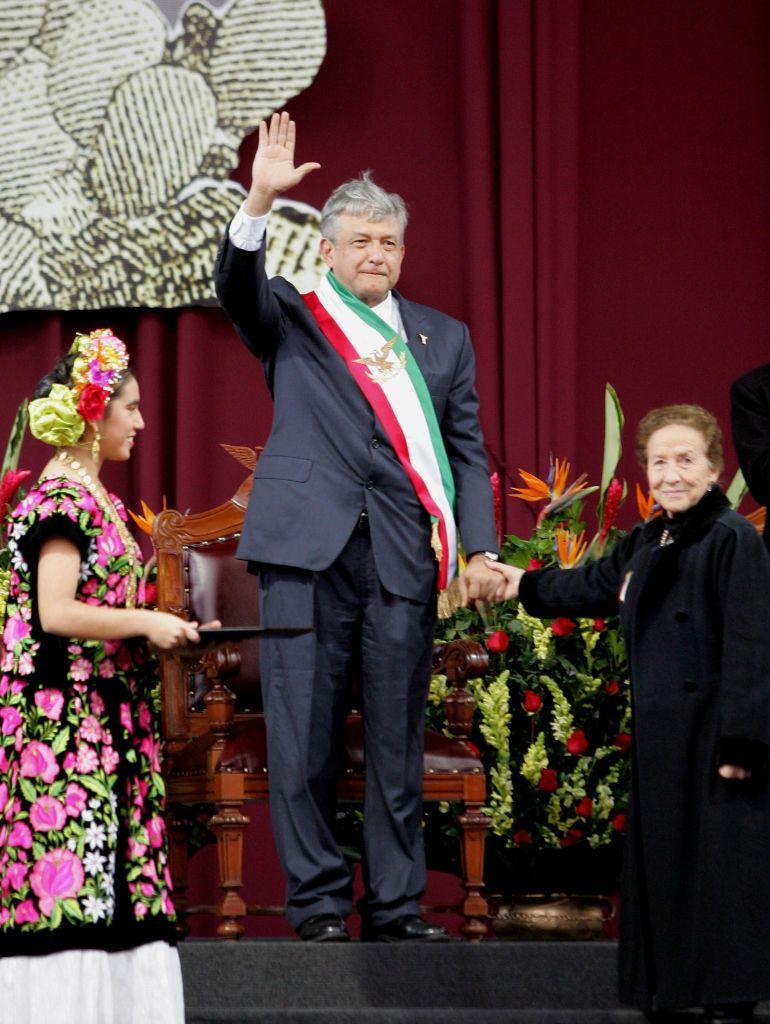 Rosario Ibarra de Piedra le puso la banda presidencial a AMLO cuando fue proclamado "presidente legítimo" en 2006. 