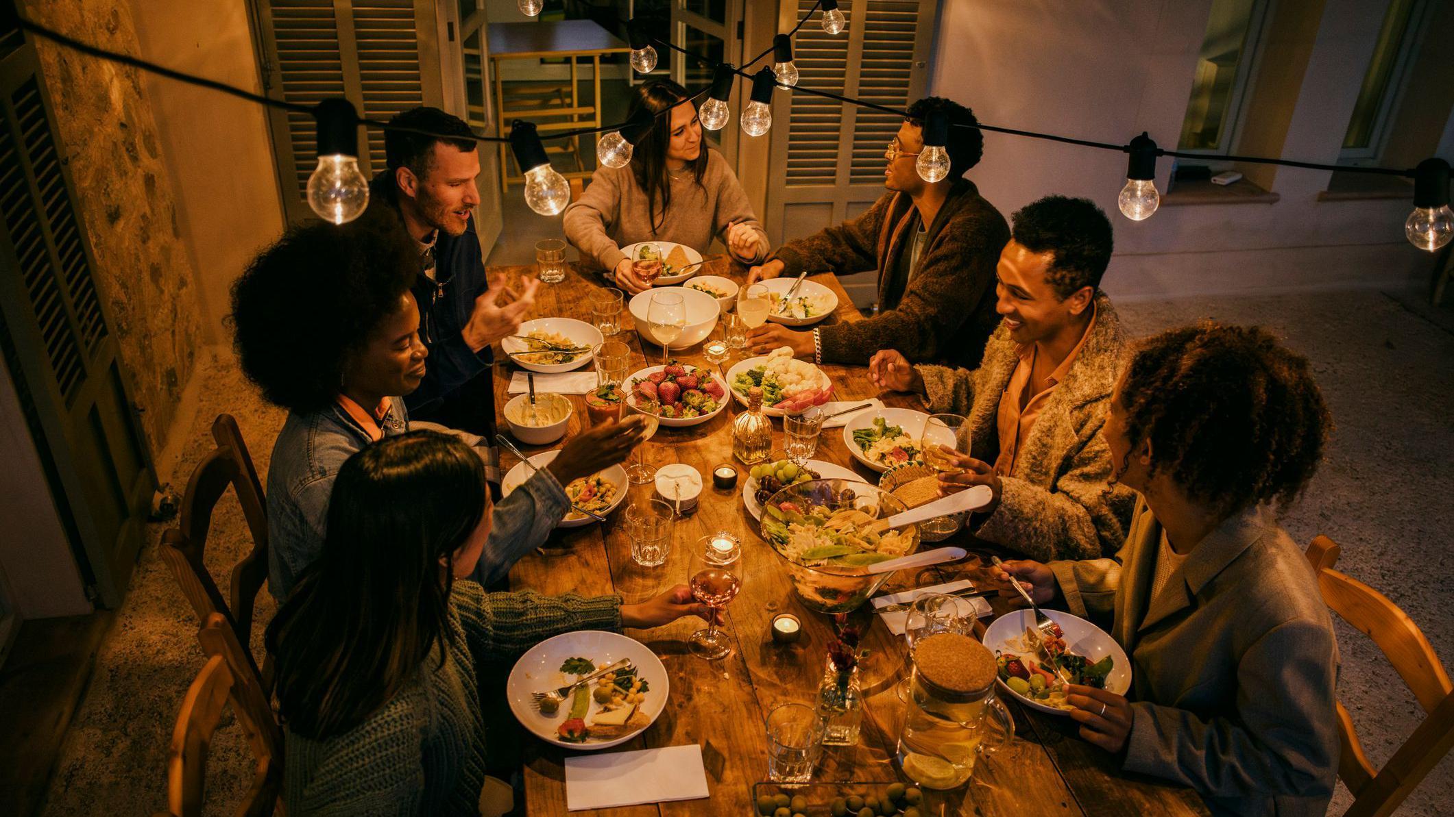 Grupo cenando