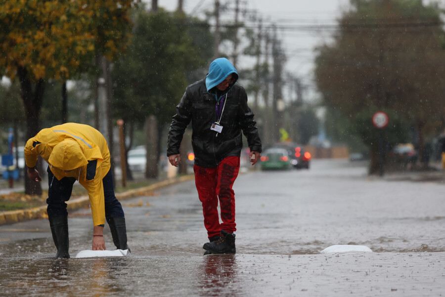 Personas bajo la lluvia.