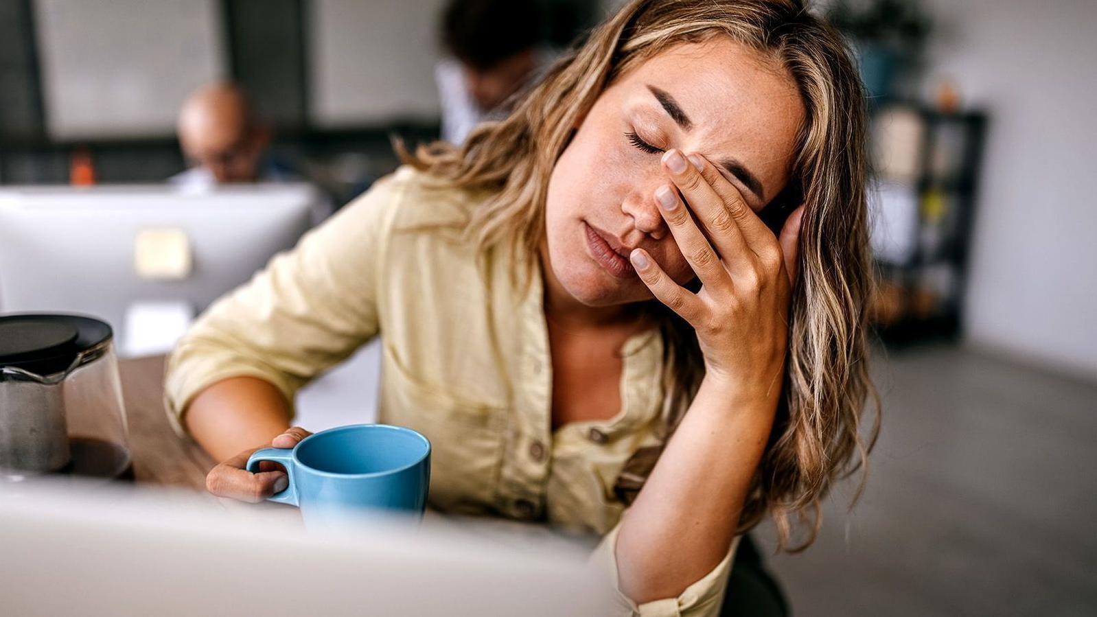 Mujer con una taza de café