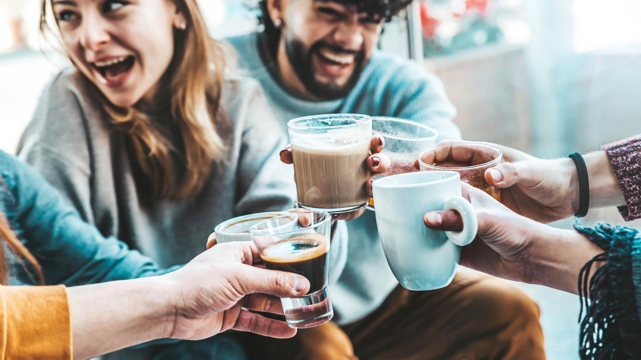 Gente bebiendo café