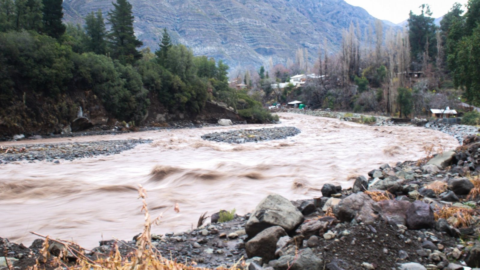 Sistema frontal. Agua. Lluvias. Río Mapocho