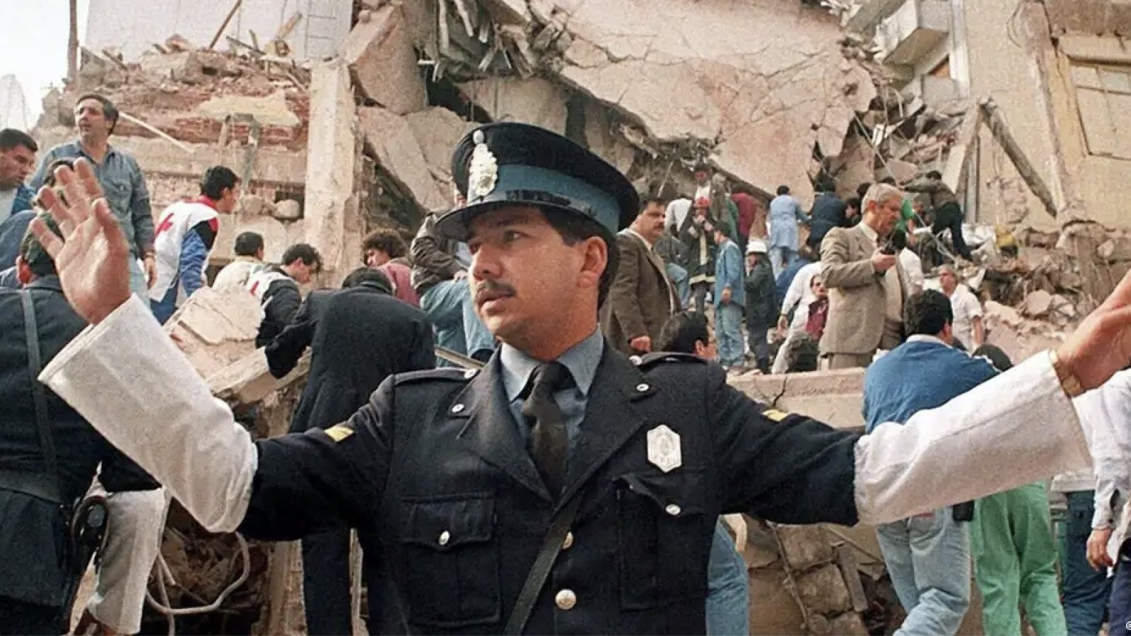 Imagen de archivo. Un policía frente al edificio de la AMIA destruido por la explosión.