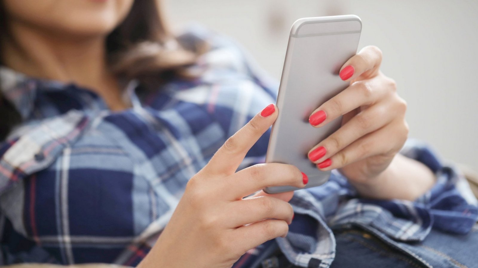 Apps de citas. Mujer con teléfono en la mano