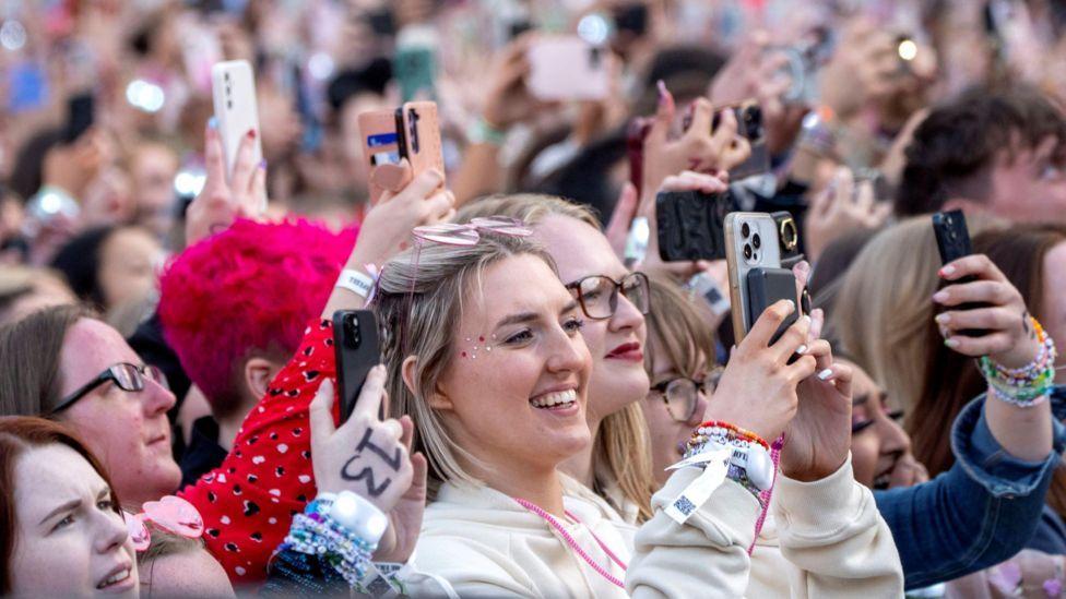 Fans en el estadio Murrayfield de Edimburgo durante el primero de tres conciertos que Taylor Swift ofreció en la ciudad. 