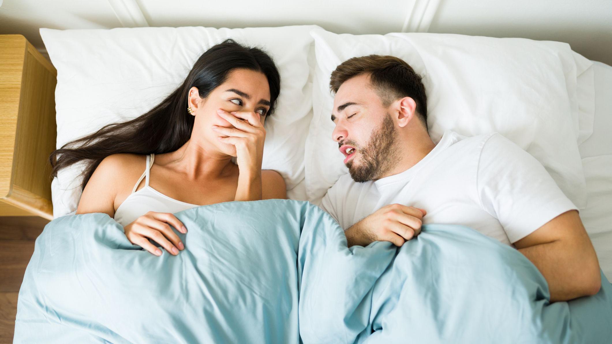 Pareja en la cama 