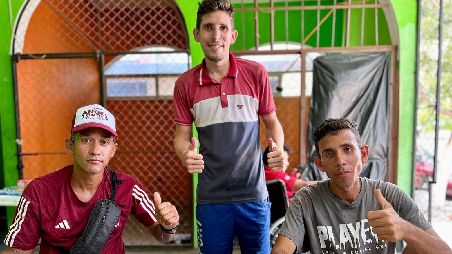 Yoel Parra junto a otros dos migrantes venezolanos en el restaurante MexVen de Juchitán.