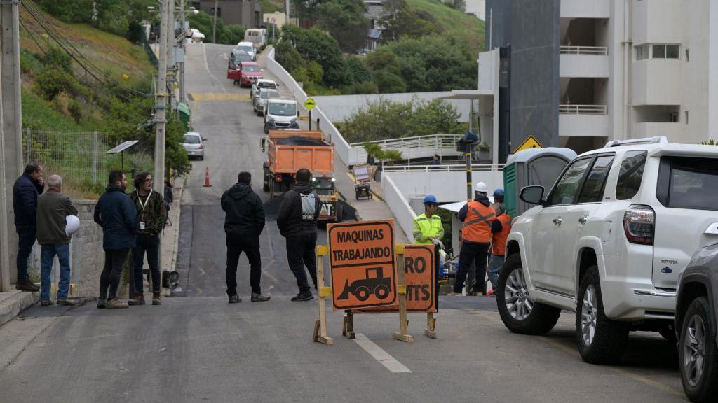 Personas trabajan en zona de derrumbe