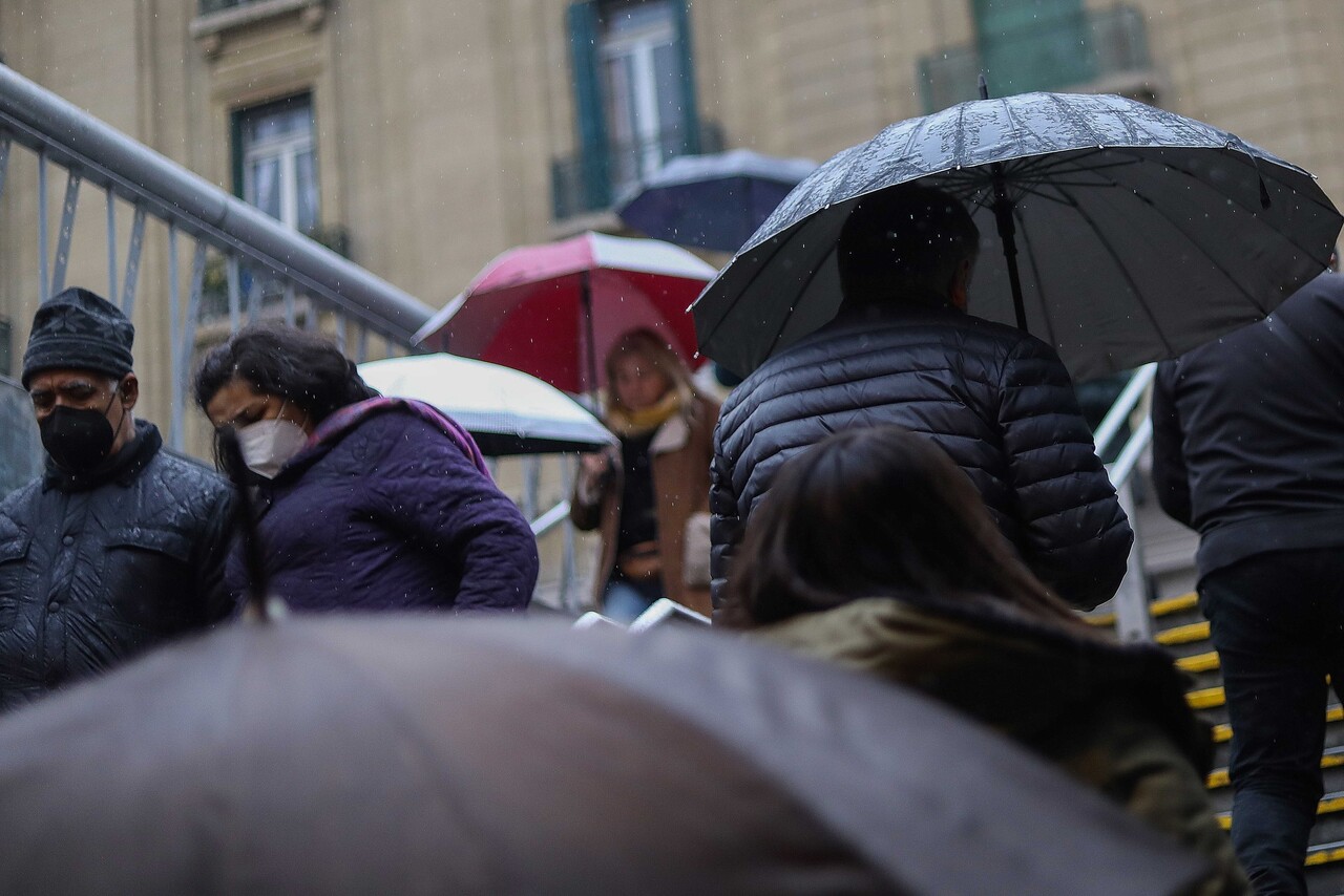 Lluvia en Santiago. Personas con paraguas.