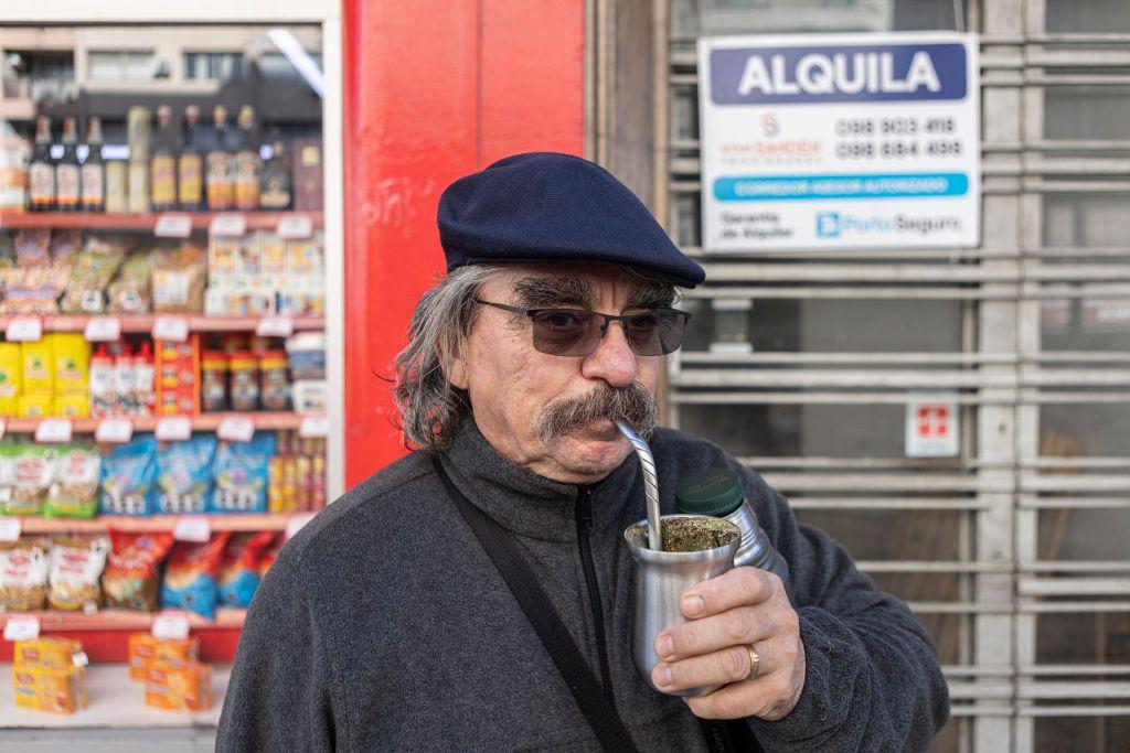 Hombre tomando mate en Montevideo.