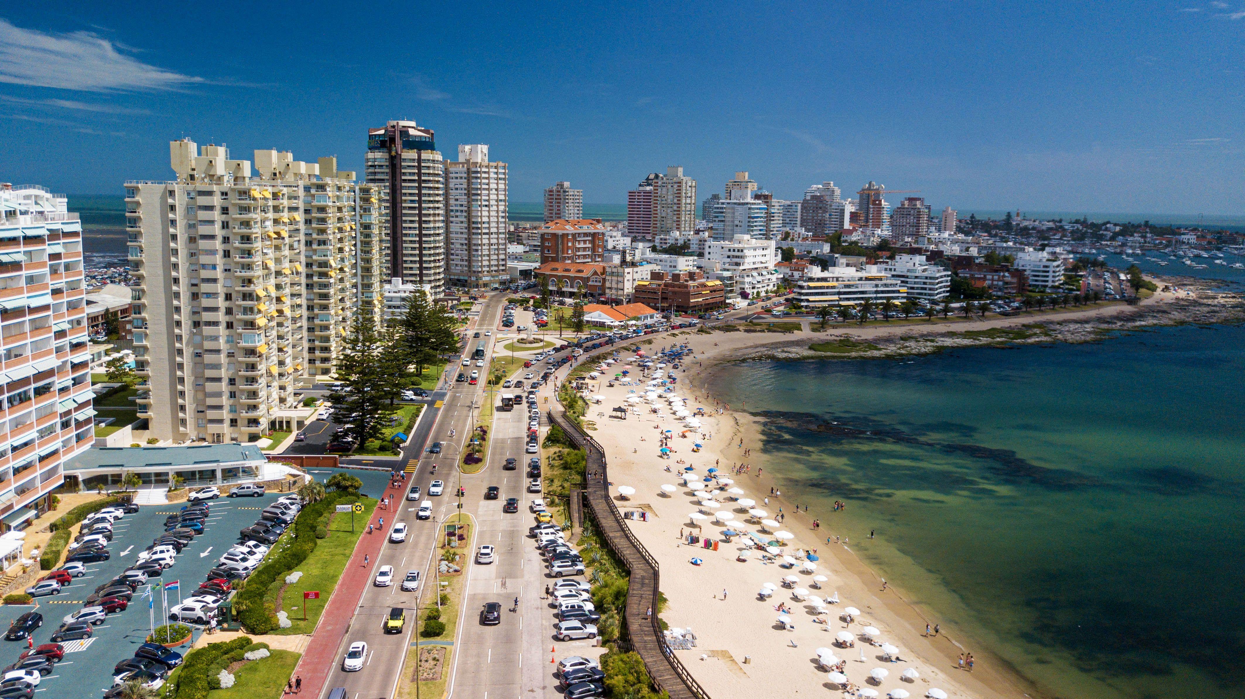 Vista aérea de la rambla de Punta del Este y sus playas.