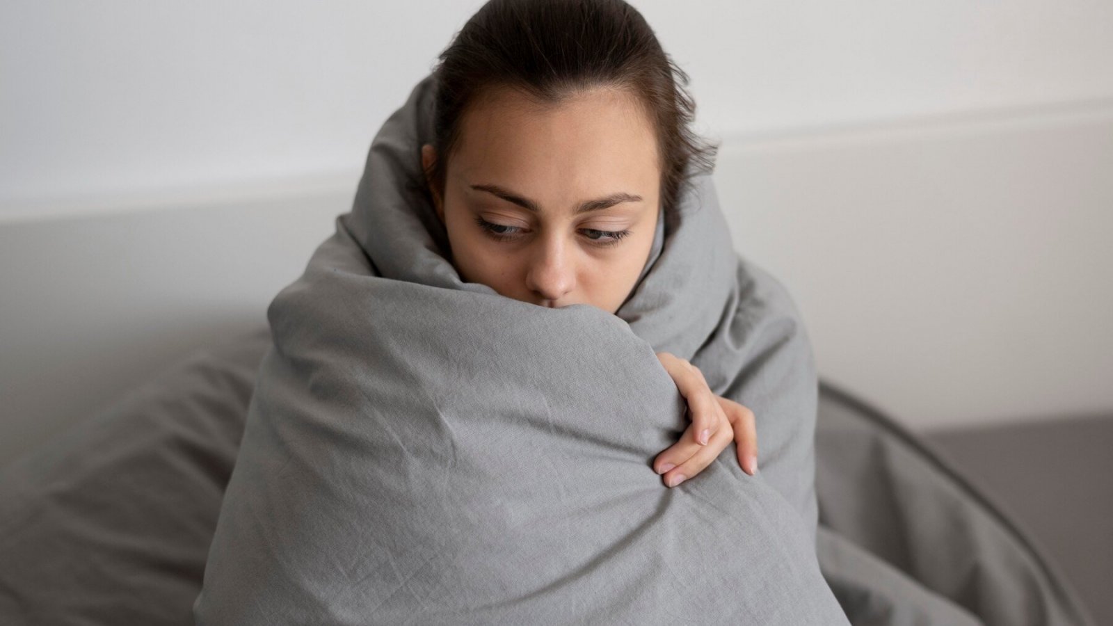 Mujer con frío invierno. Mujer con trastorno afectivo estacional (TAE).