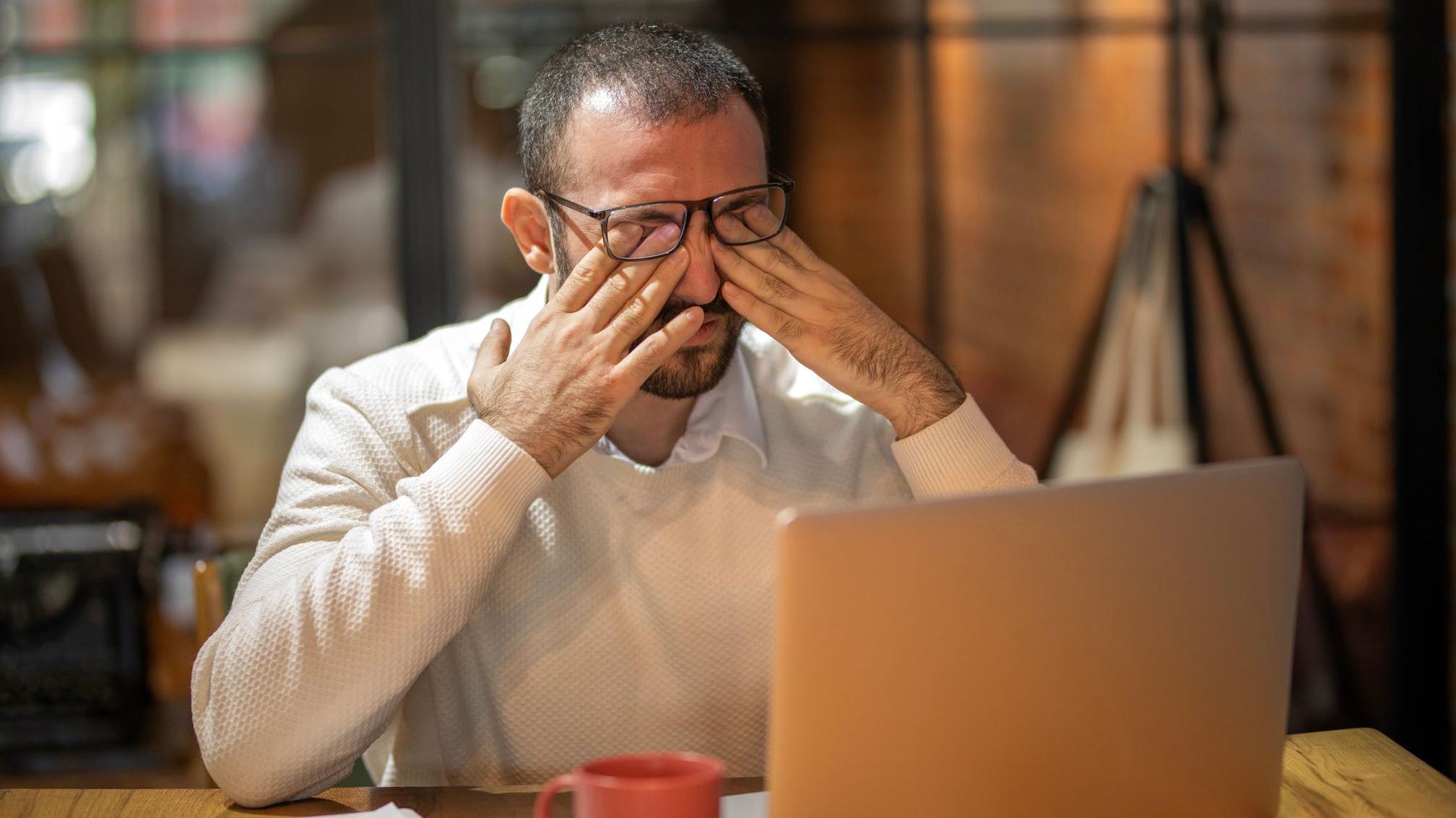 Hombre con los ojos cansados