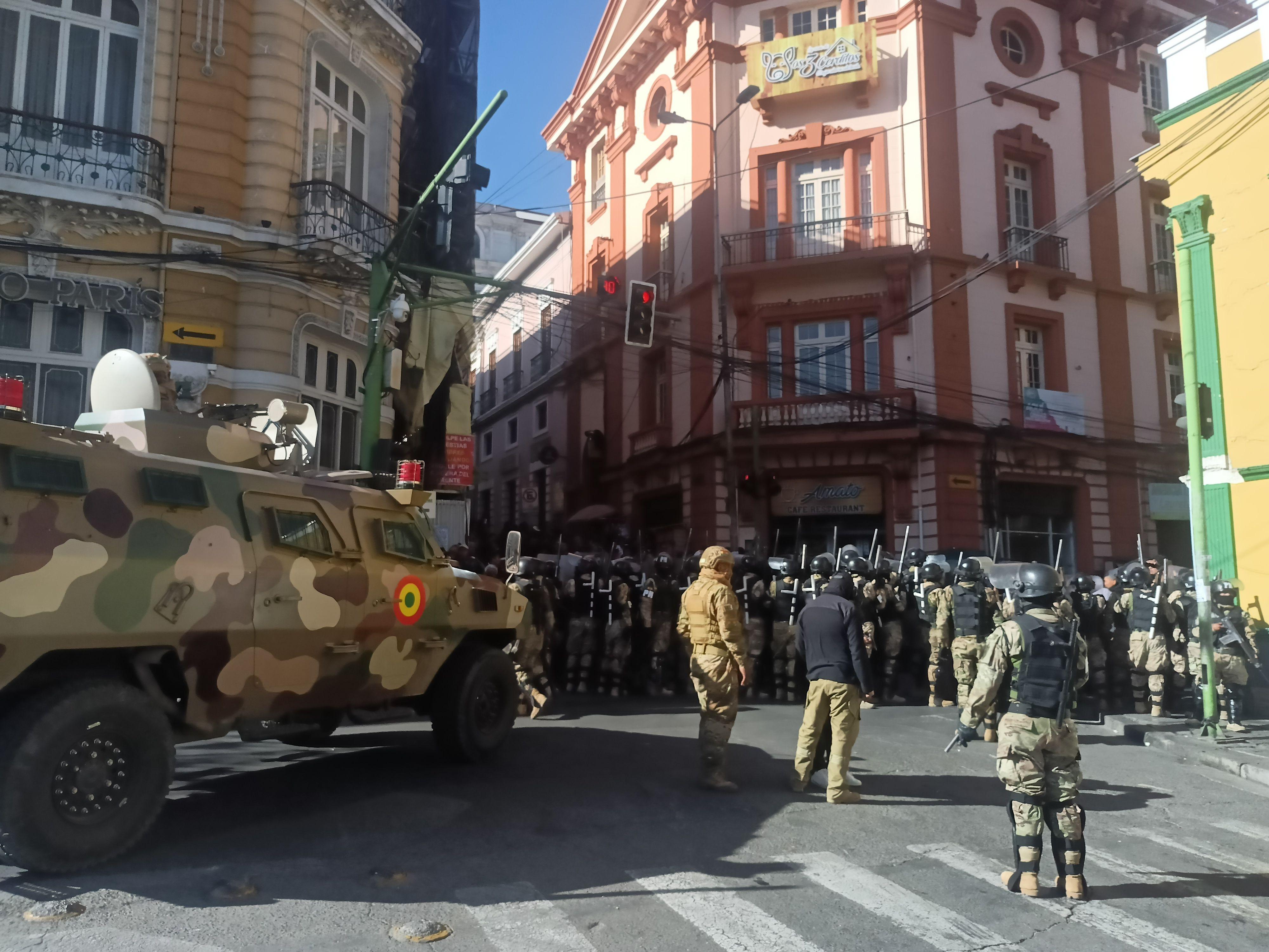 Militares bloqueando el acceso a la plaza Murillo.