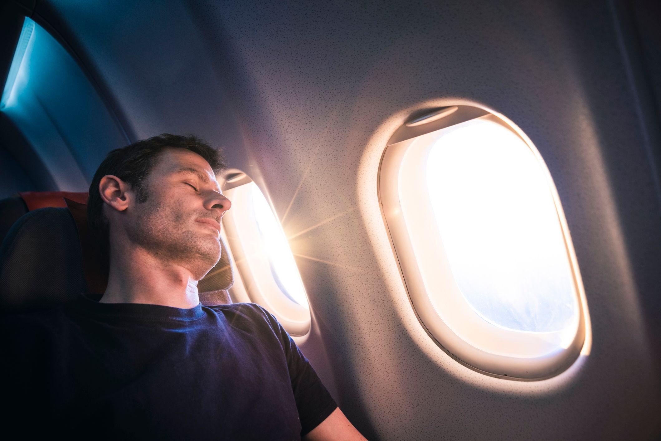 Hombre en un avión 