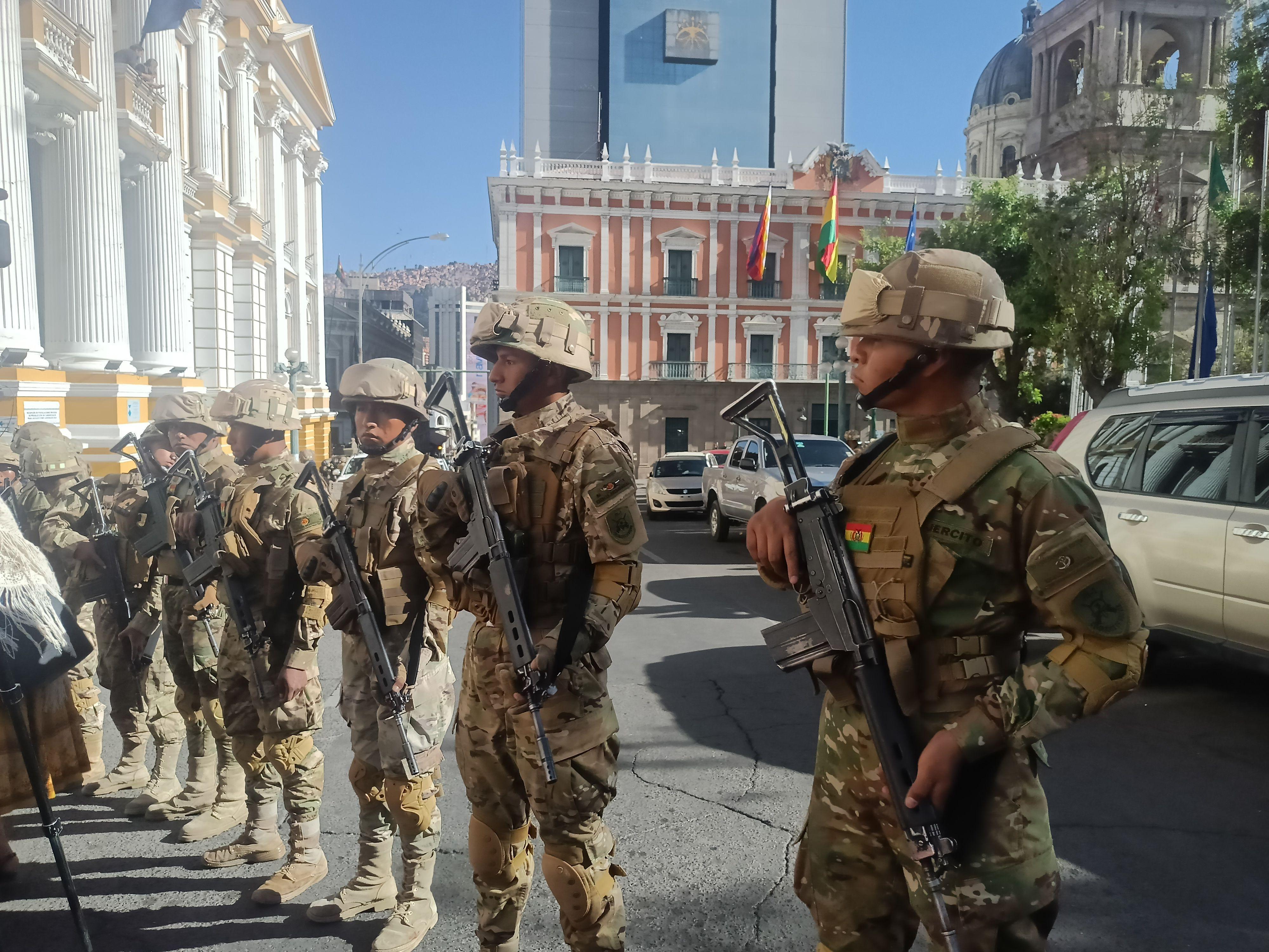 Militares bloqueando el acceso a la plaza Murillo.