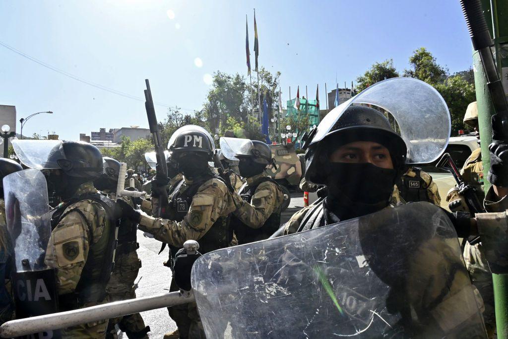 Militares bloqueando el acceso a la plaza Murillo.