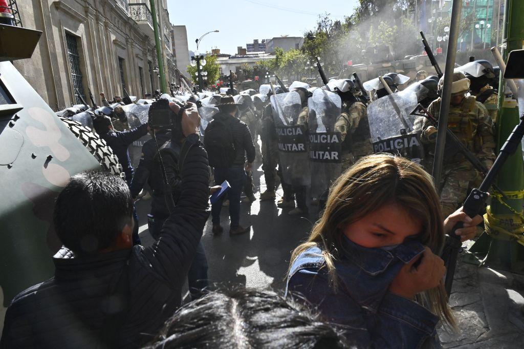 Militares bloqueando el acceso a la plaza Murillo.