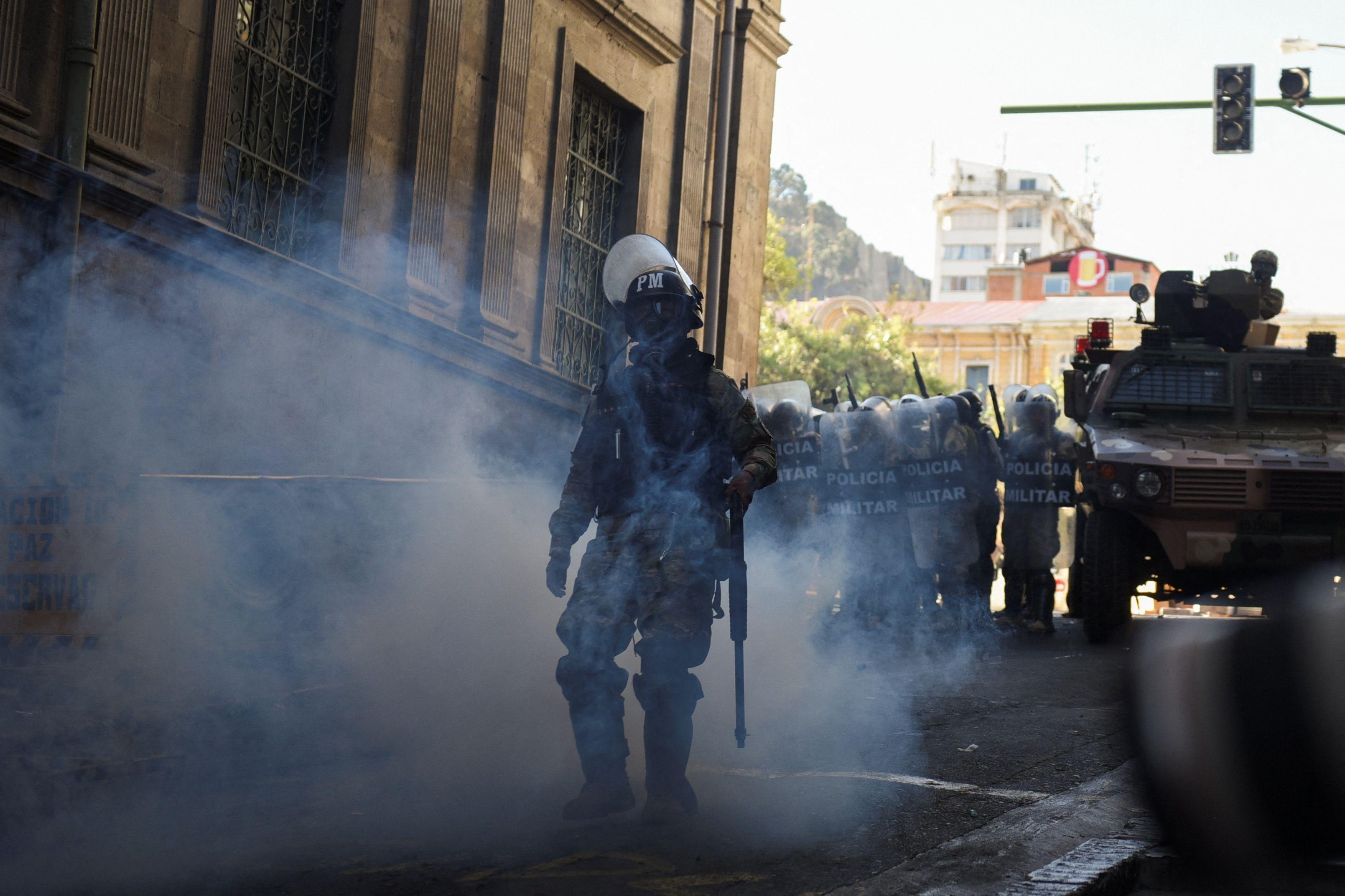 Militares bloqueando el acceso a la plaza Murillo.