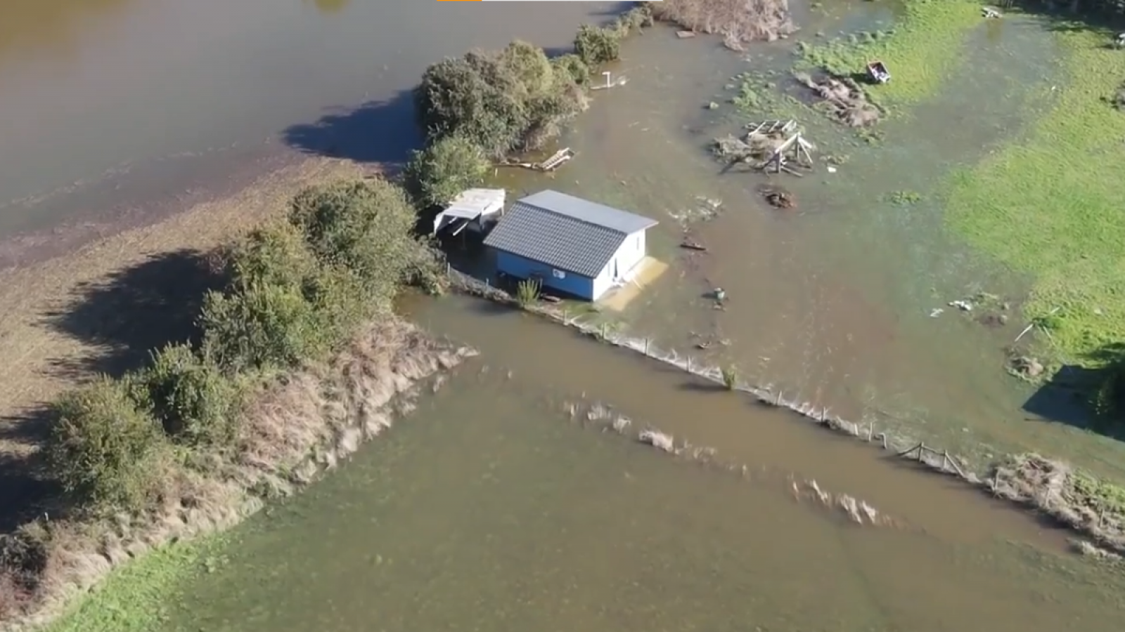 Alcalde de Lanco entrega balance preliminar tras desborde de río: "Estamos muy complicados"