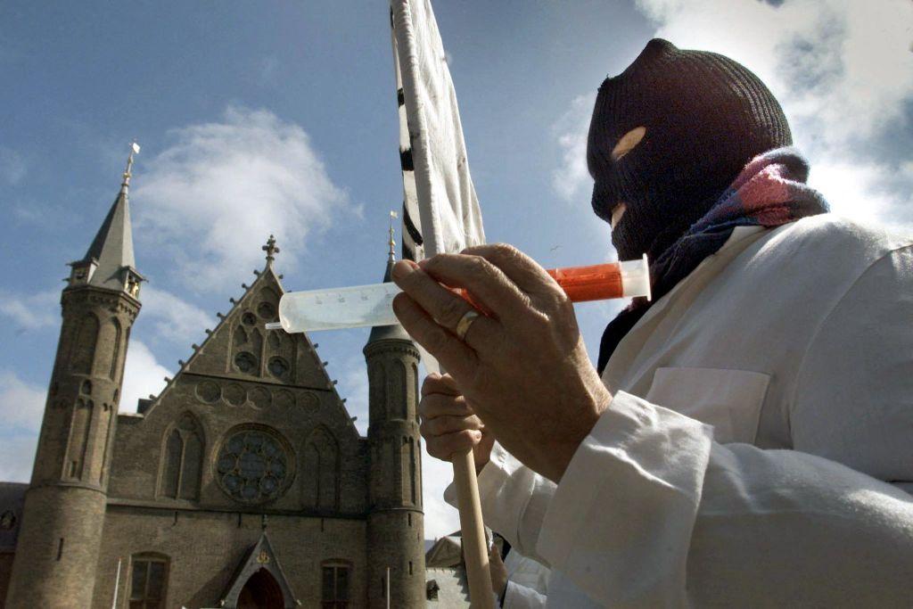 Manifestantes en contra de la eutanasia en Países Bajos