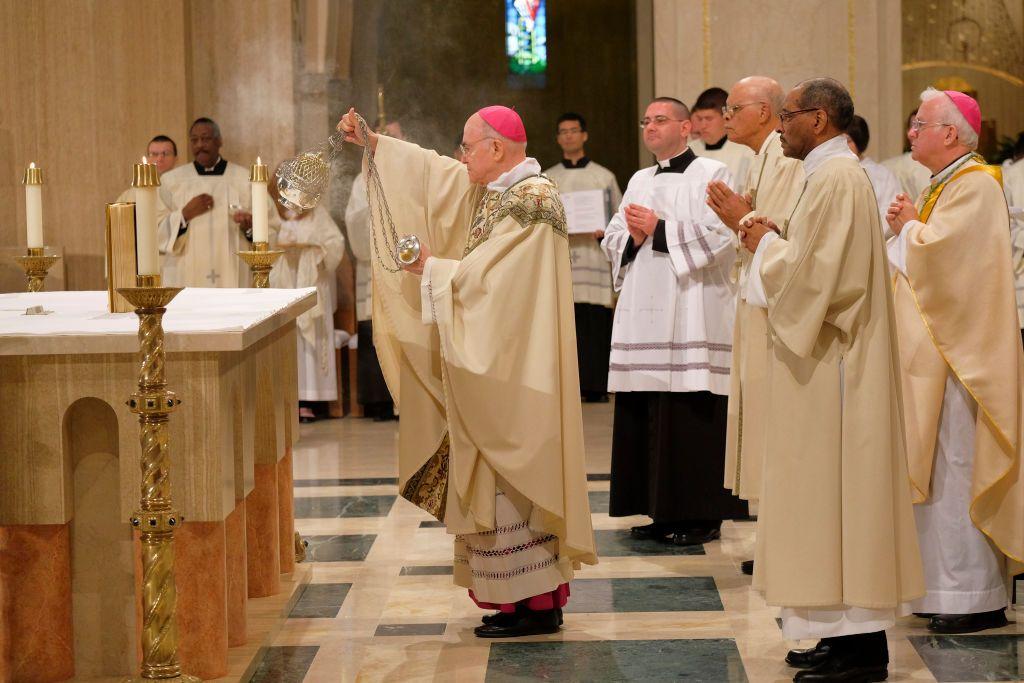 Carlo Maria Viganò celebrando misa en 2016.