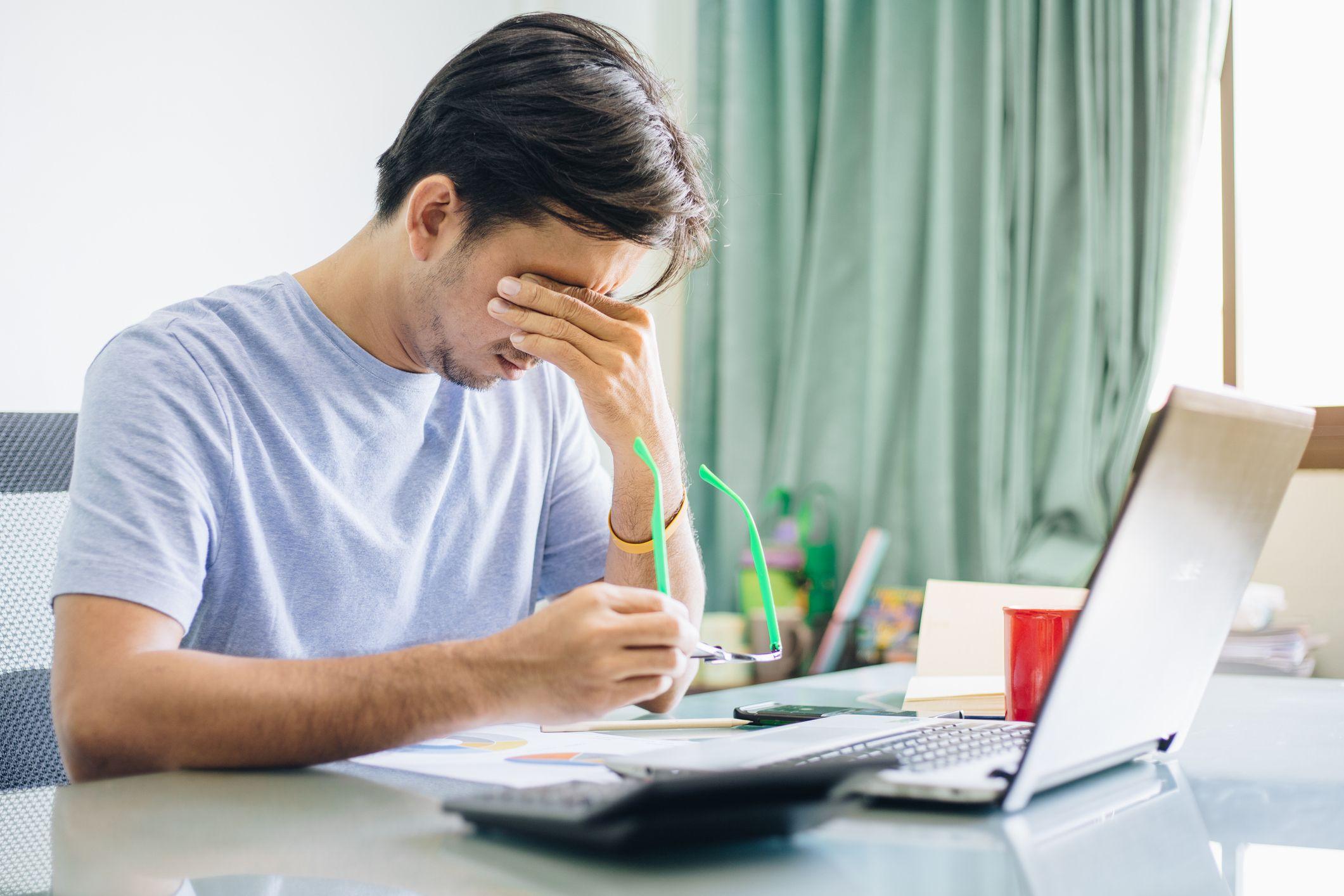 Un hombre frente a su computadora descansa la vista