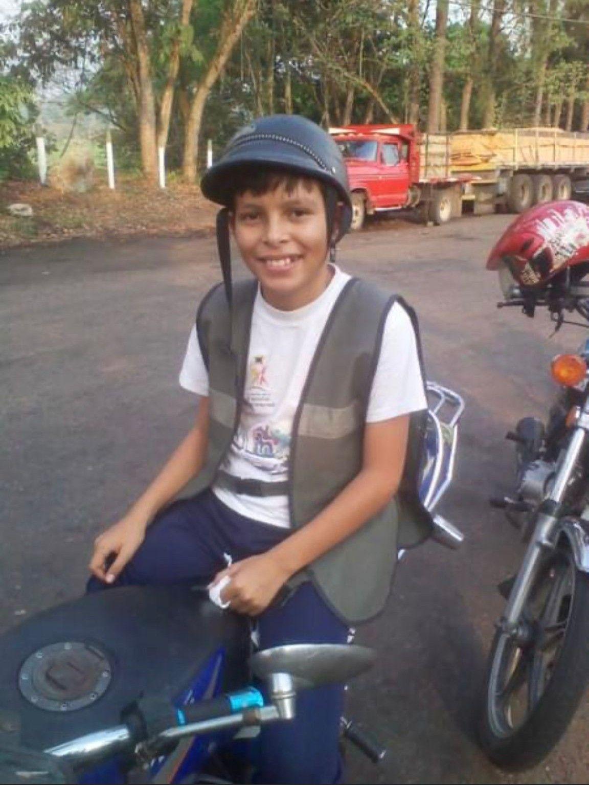 Michell de niño, en su pueblo natal en Venezuela, montado en un mototaxi.