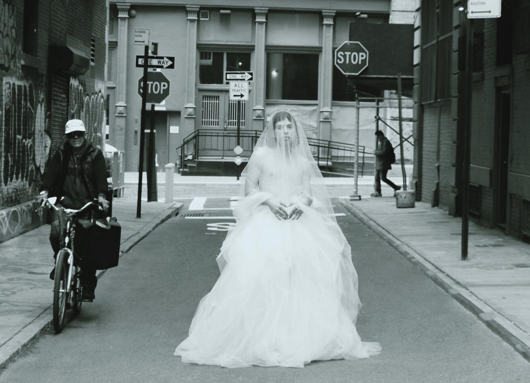 Michell en una sesión de fotos en las calles de Nueva York vestido de novia.