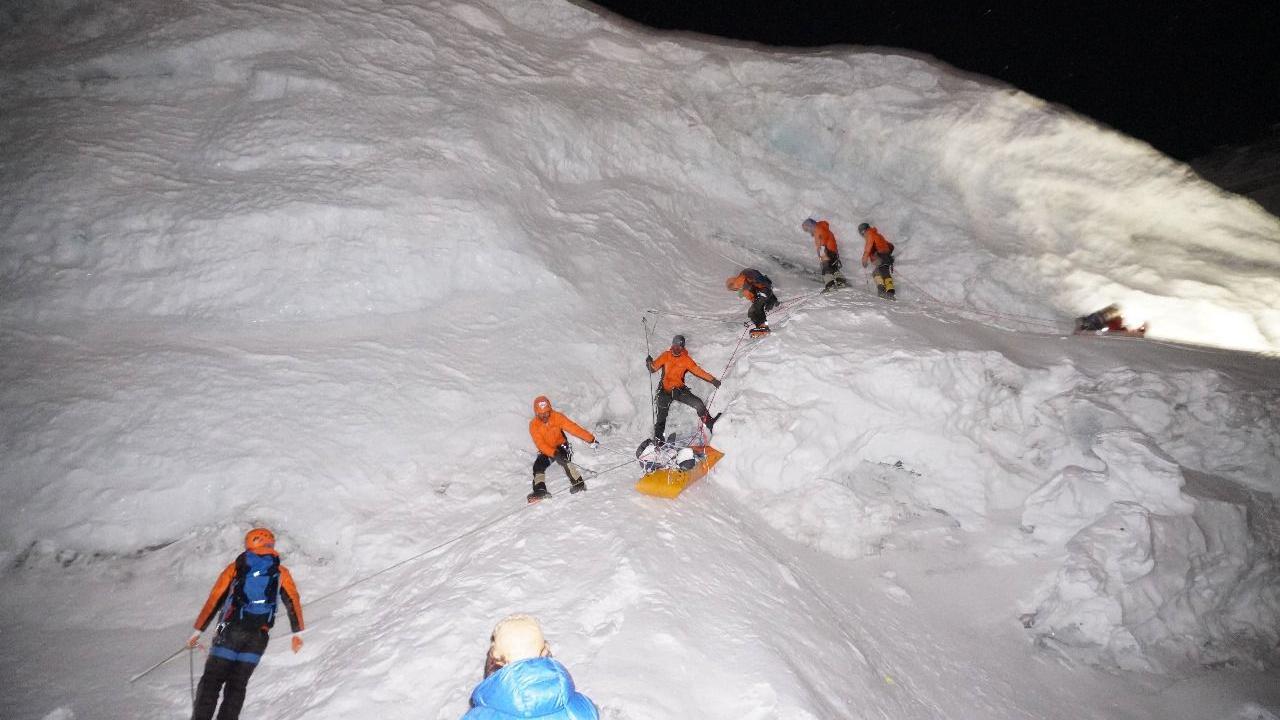 El equipo de limpieza trabajando de noche