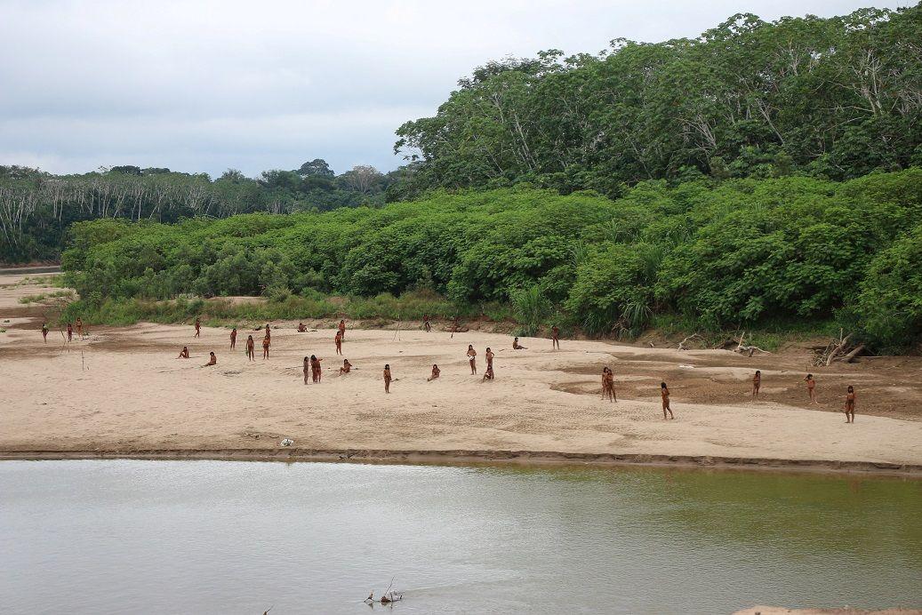 Indigenas en el borde del río. 