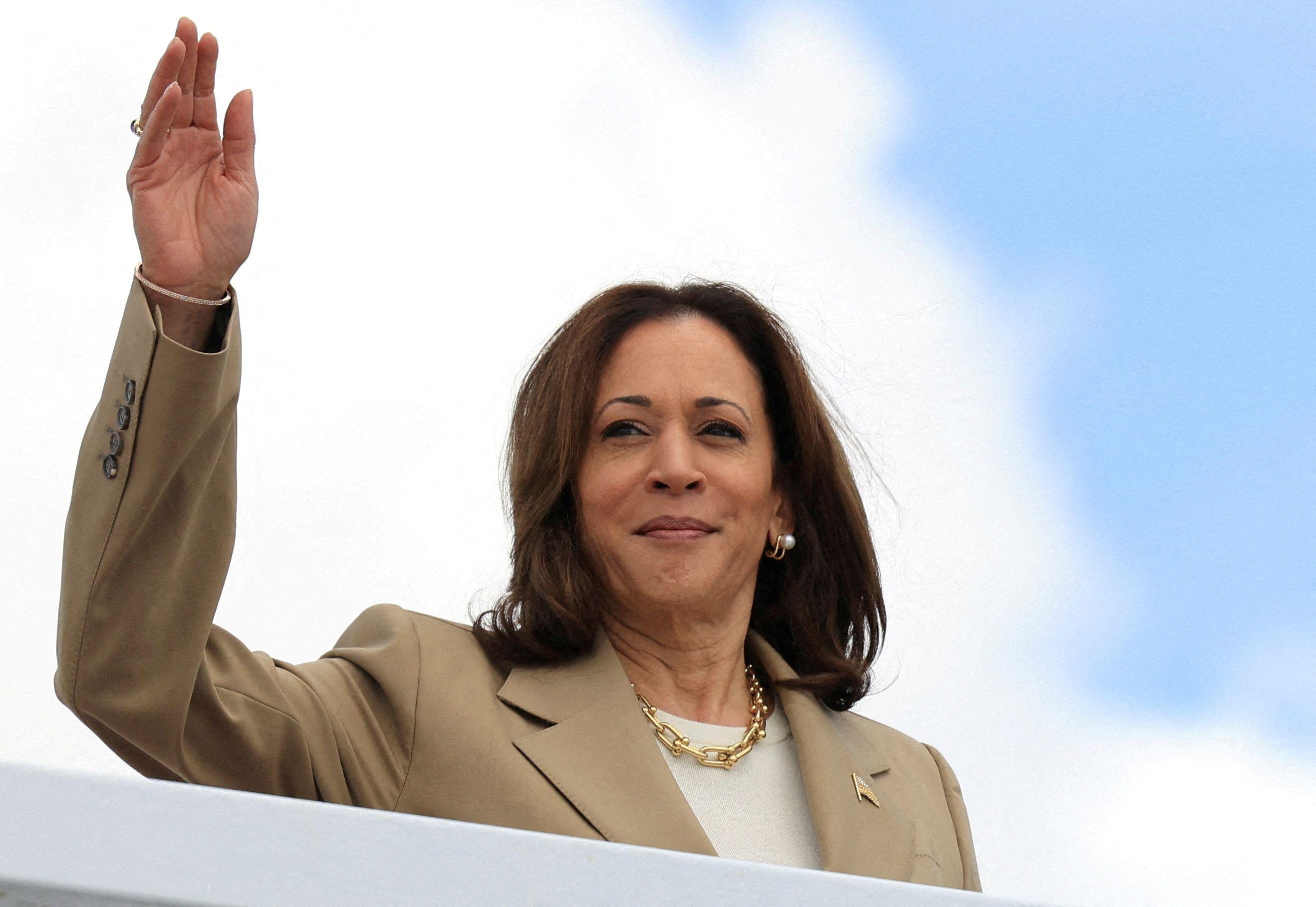 Kamala Harris, la vicepresidenta de Estados Unidos, antes de subirse al Air Force One de camino a Air Force Two de camino a un acto de campaña en Filadelfia el 13 de julio de 2024.