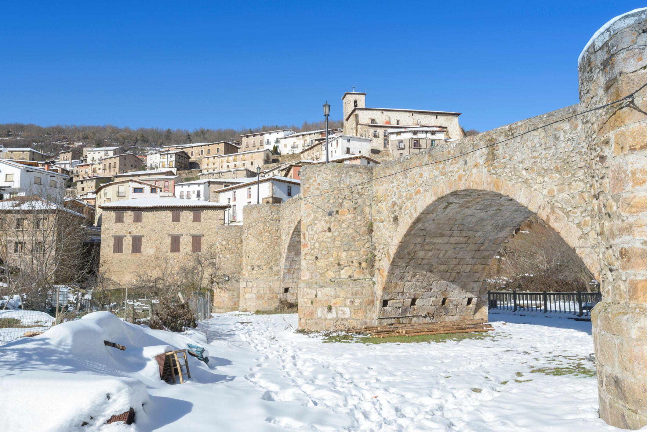 El puente de Villoslada en invierno, con nieve. 