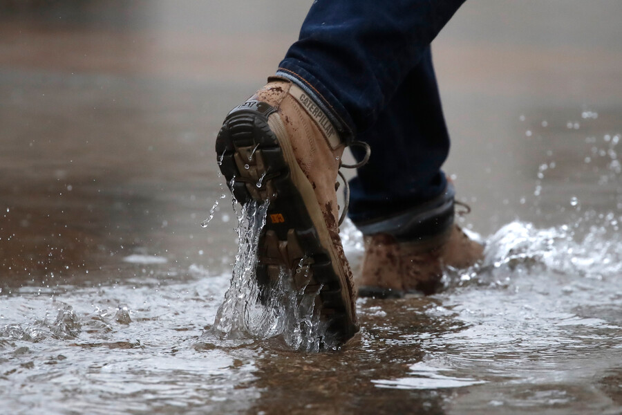 Lluvias. Pies bajo la lluvia