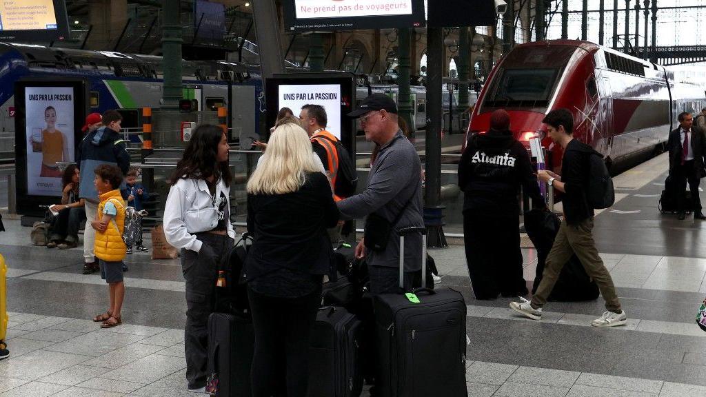 Pasajeros en una estación de tren en París