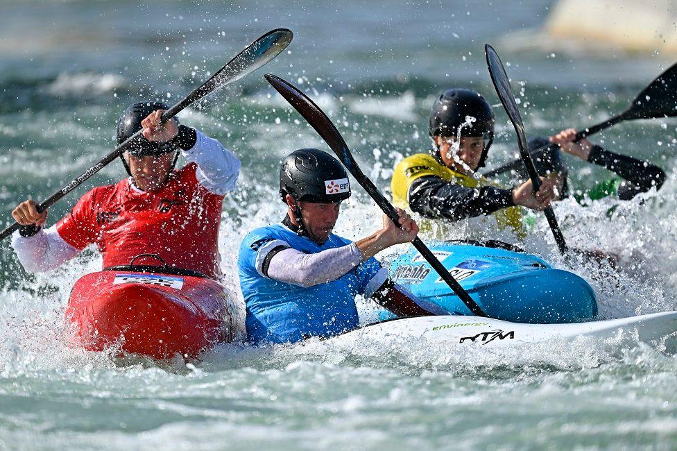 Palistas en el agua 