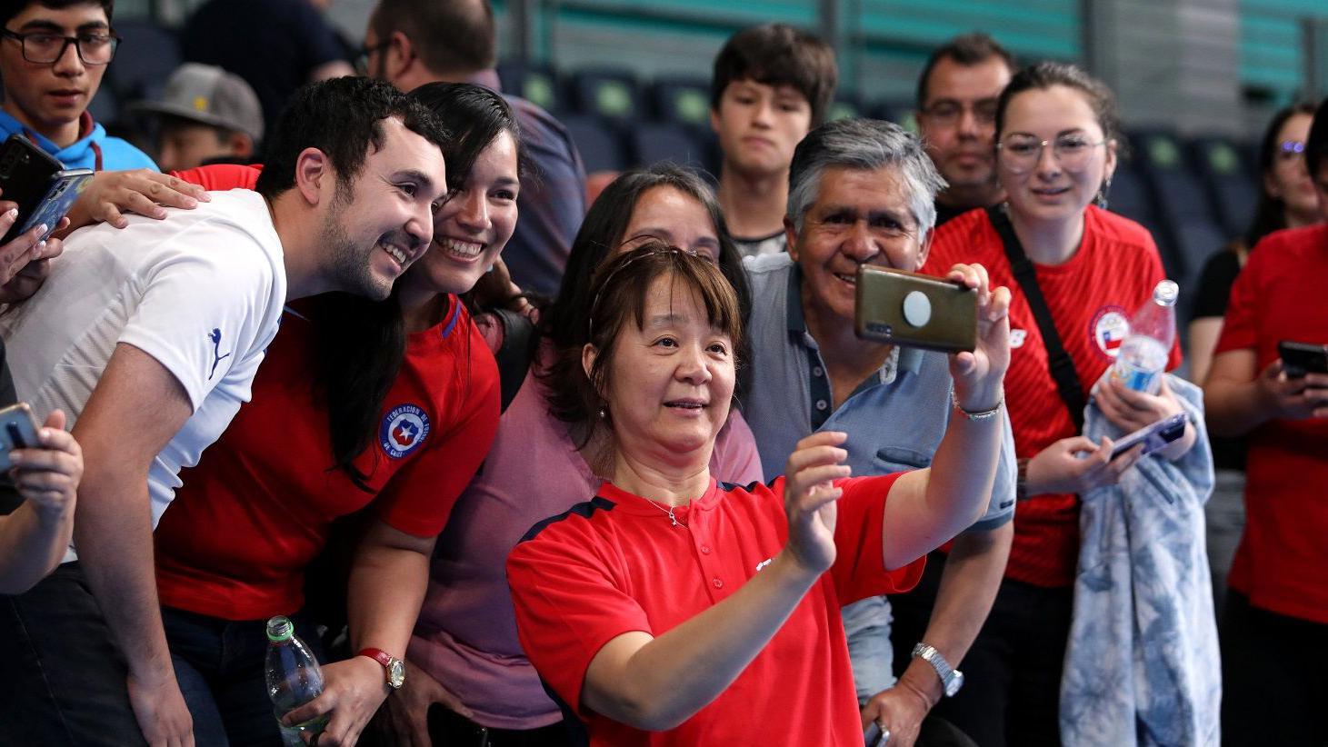 Tania Zeng con chilenos que la apoyan