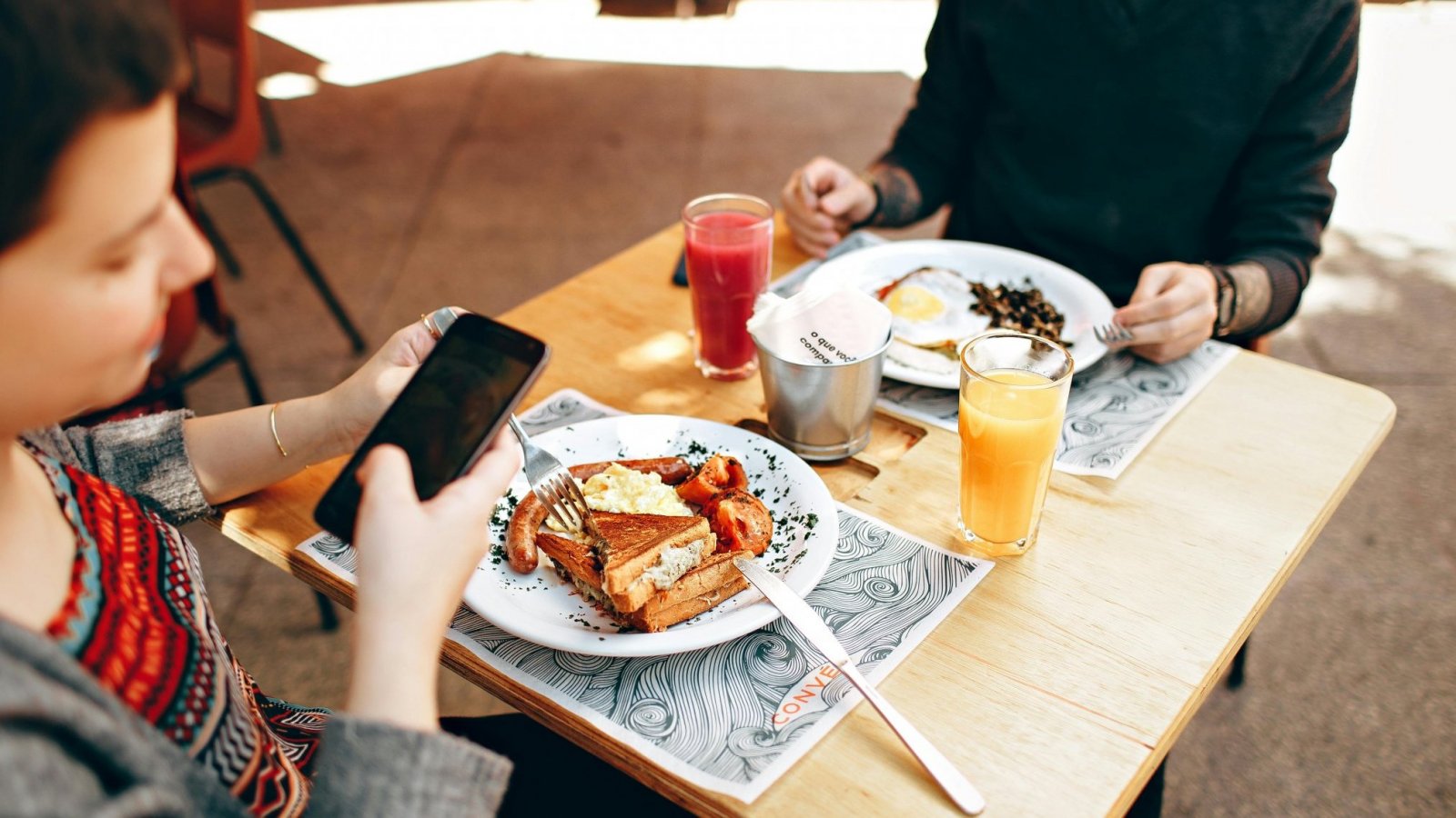 Comer y ver celular.