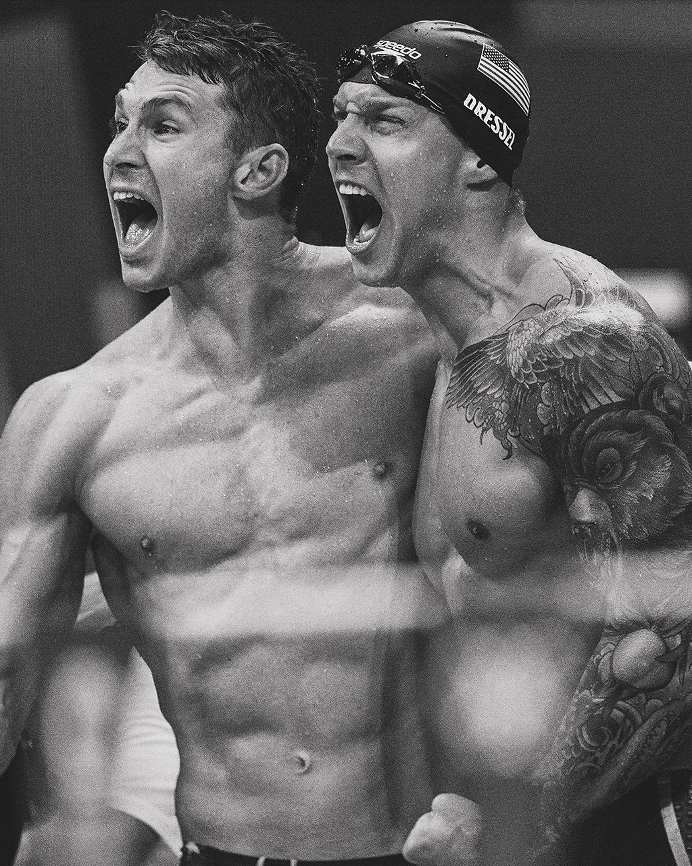 Ryan Murphy y Caeleb Dressel celebran el relevo combinado 4x100 en Tokio (2021)