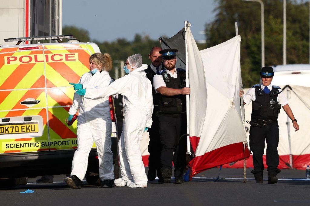 Policías y forenses en la escena del crimen