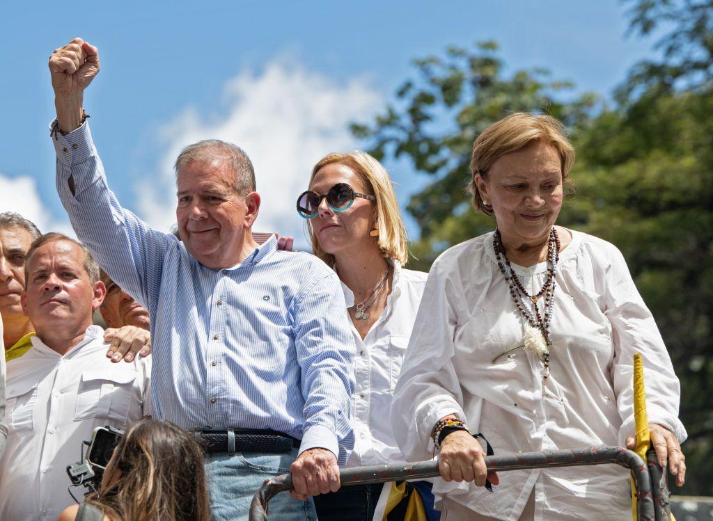 Edmundo González Urrutia junto a su mujer, Mercedes López.