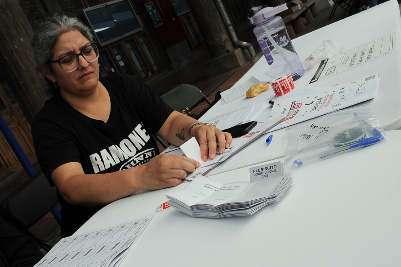 Mujer siendo vocal de mesa. elecciones municipales 2024. servel