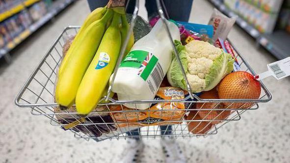 Alimentos en una canasta de supermercado