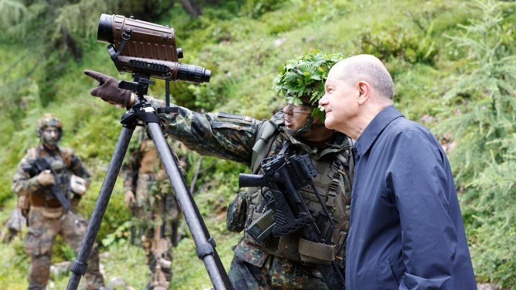 El canciller alemán Olaf Scholz visita unas maniobras del ejército alemán