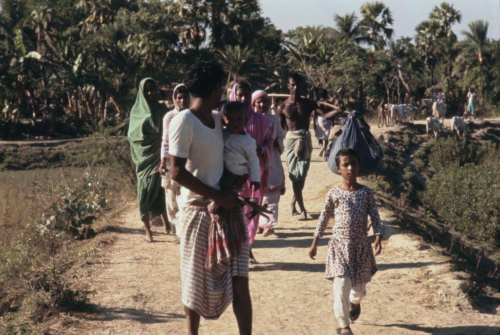 Refugiados bengalíes marchando hacia India en 1971