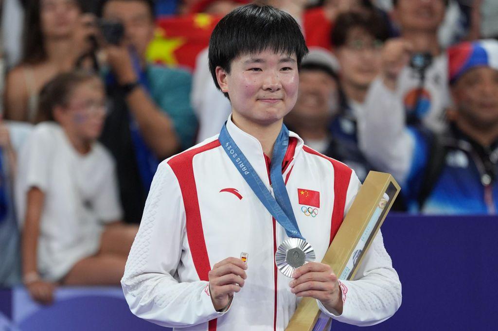  He Bing Jiao con la medalla de plata